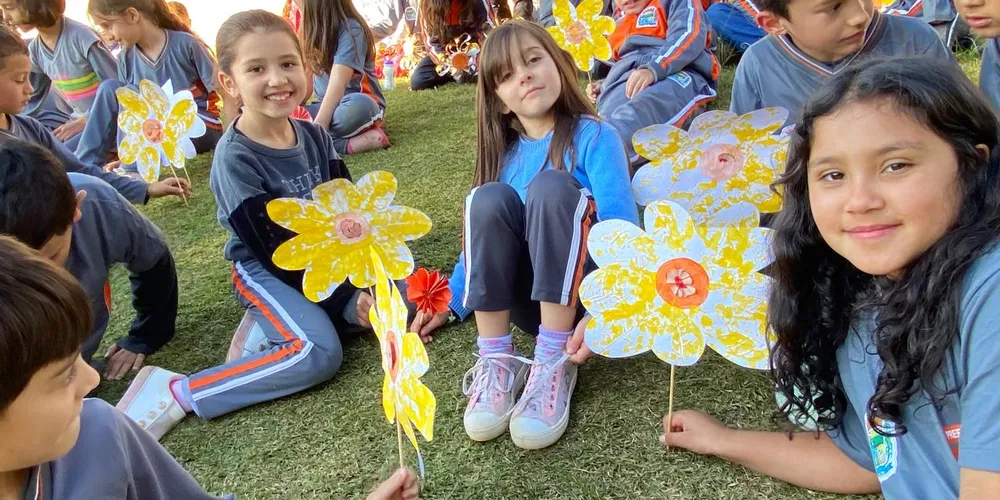 Os educandos realizaram diversas ações, como trabalhos na disciplina de arte. A proposta também contou com palestras sobre a temática e a utilização de uma videoaula do Vamos Ler sobre os direitos da criança