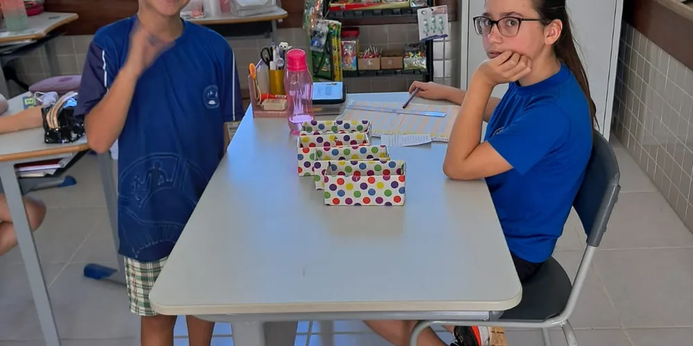 O momento de troca das moedas acumuladas pelos alunos ocorre sempre ao final de cada mês e gera mais aprendizado com os próprios alunos gerindo a quitanda