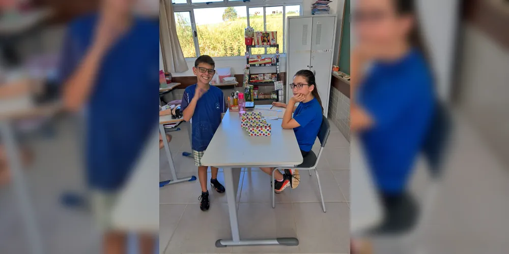 O momento de troca das moedas acumuladas pelos alunos ocorre sempre ao final de cada mês e gera mais aprendizado com os próprios alunos gerindo a quitanda