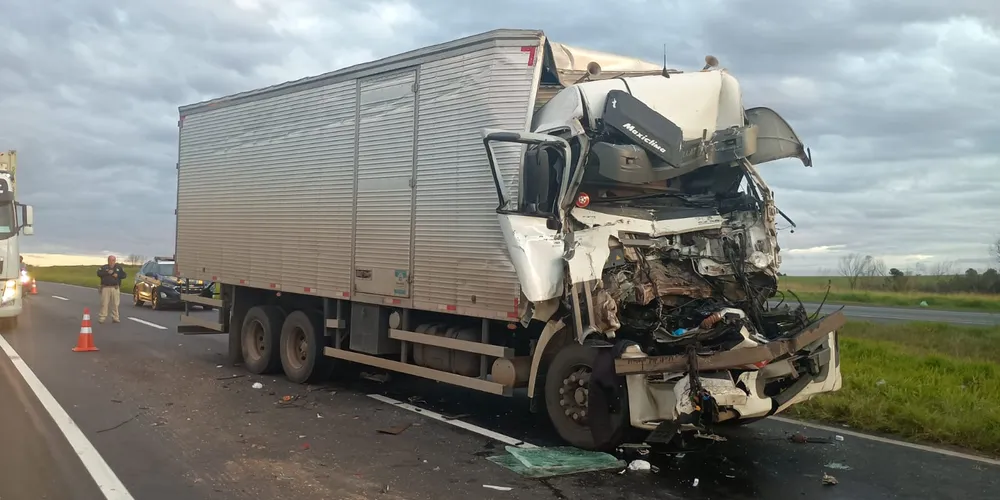 O caminhão possui placas de Araucária