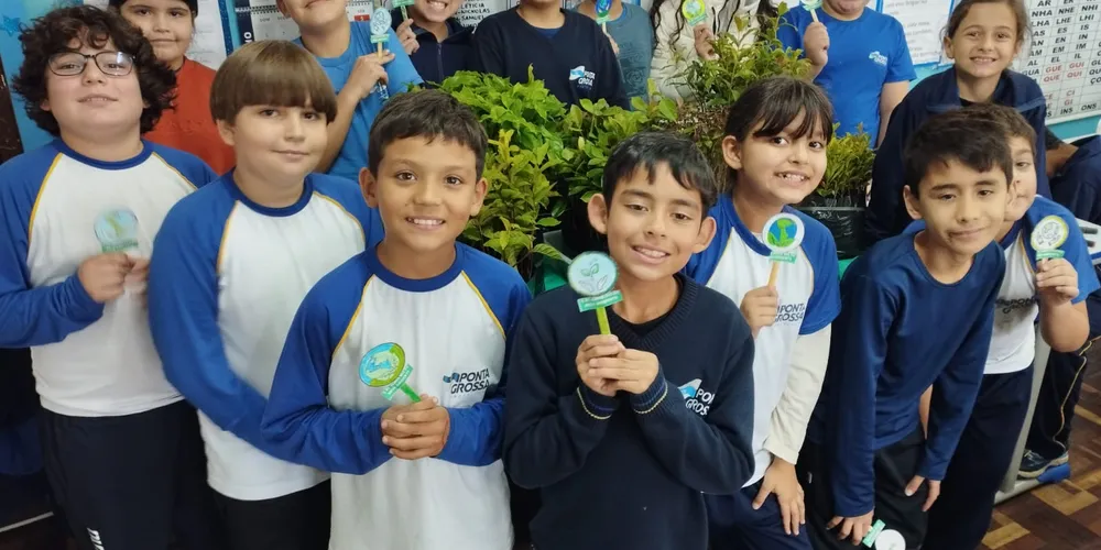 A ação envolveu estudos teóricos e atividades práticas, como a distribuição de mudas nativas aos demais colegas da escola
