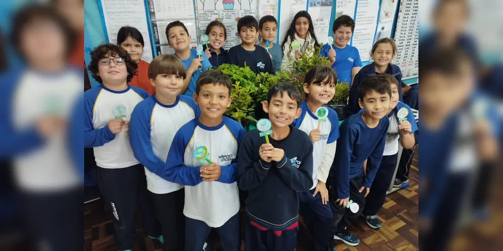A ação envolveu estudos teóricos e atividades práticas, como a distribuição de mudas nativas aos demais colegas da escola