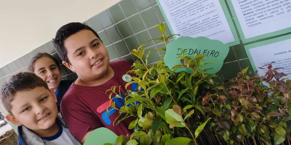 Como finalização das atividades, os alunos distribuíram mudas de árvores nativas aos colegas da escola