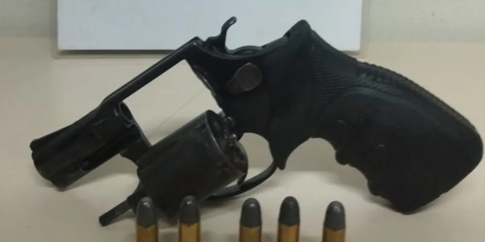 Revólver estava com cinco munições intactas