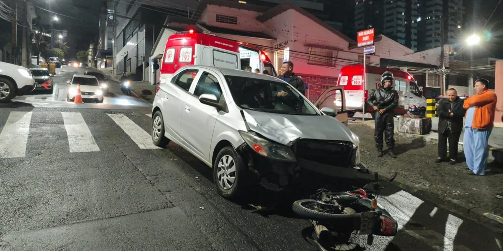 Ocupantes da motocicleta ficaram feridos após a colisão