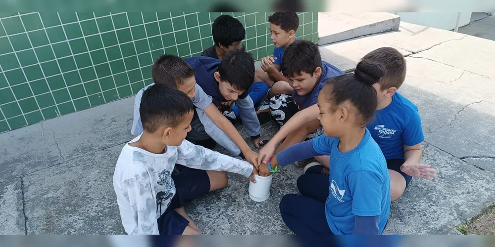Os alunos puderam realizar experimentos práticos, utilizando materiais como pedras, areia e algodão