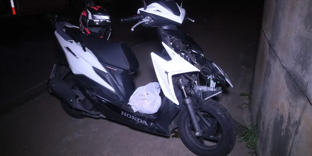 A motociclista colidiu na lateral do caminhão