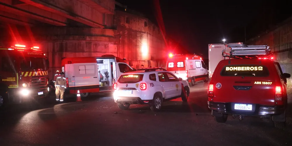 Equipes do Samu, do Corpo de Bombeiros, do Patrulhamento Viário de Trânsito e da Polícia Militar (PM) foram acionadas para a ocorrência