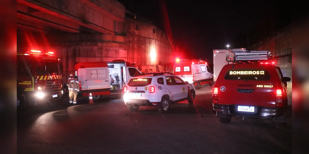 Equipes do Samu, do Corpo de Bombeiros, do Patrulhamento Viário de Trânsito e da Polícia Militar (PM) foram acionadas para a ocorrência