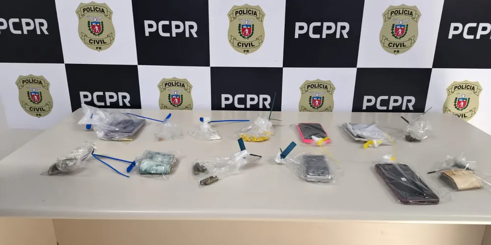 Foram localizadas drogas ilícitas como ecstasy, cocaína, crack e maconha, além de munições cal.38, dinheiro e celulares.