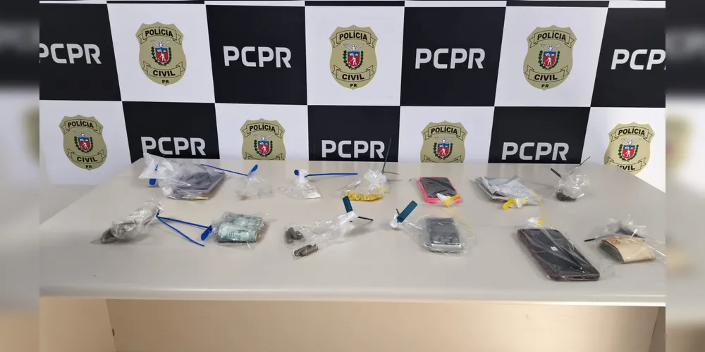 Foram localizadas drogas ilícitas como ecstasy, cocaína, crack e maconha, além de munições cal.38, dinheiro e celulares.