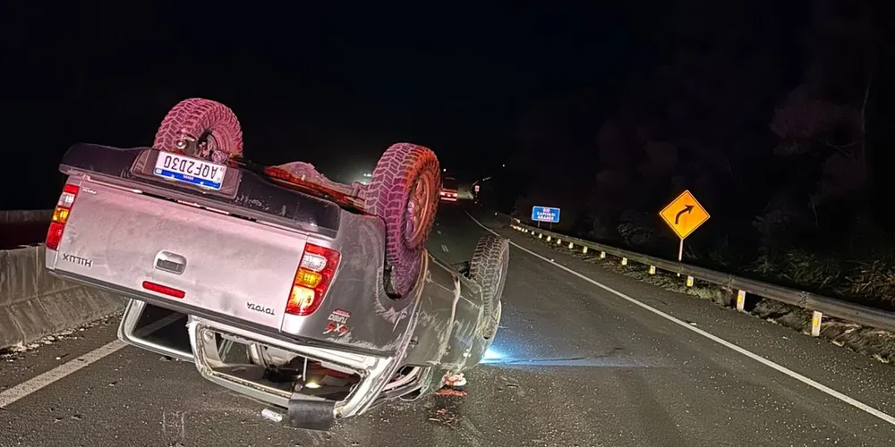 Veículo capotou e caiu sobre a via