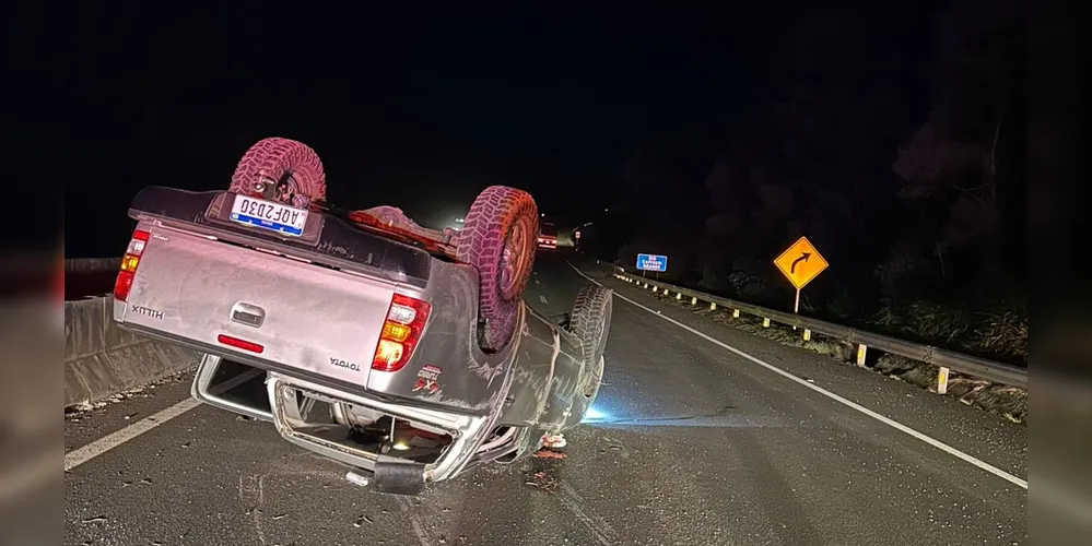 Veículo capotou e caiu sobre a via