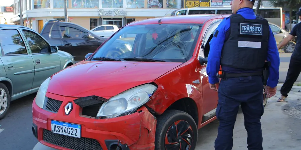 O Sandero acabou rodando na pista