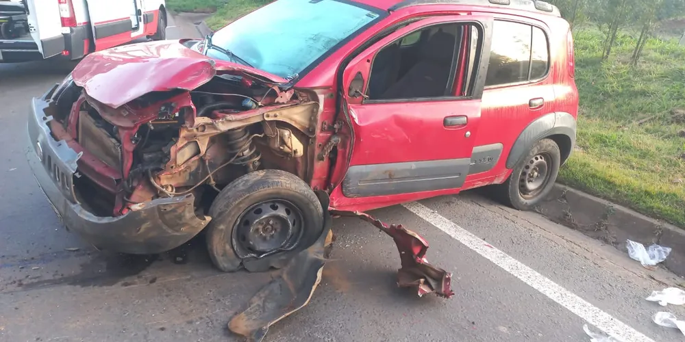 O Uno teve parte de sua lataria lateral danificada com a batida