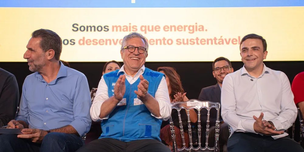 Deputado federal Aliel Machado ao lado do Ministro da Saúde, Alexandre Padilha; e do diretor-geral da Itaipu, Enio Verri