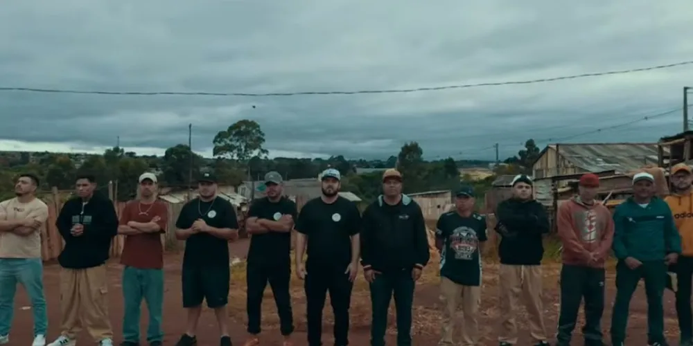 O projeto reúne os artistas Léo Lima PR, Denis Ferreira e Huesley Fogaça