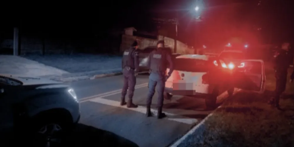 O veículo e os envolvidos foram encaminhados até a delegacia de polícia