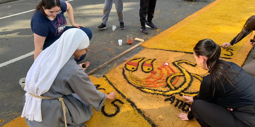 Os tapetes são produzidos com serragem, sal colorido, areia, cascas de ovo, pó de café, tampinhas plásticas e outros materiais