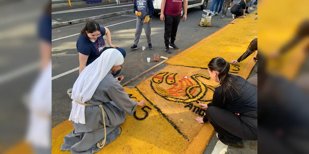 Os tapetes são produzidos com serragem, sal colorido, areia, cascas de ovo, pó de café, tampinhas plásticas e outros materiais