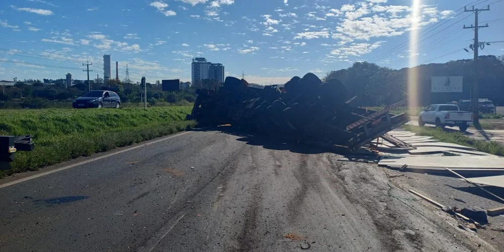 Carreta havia bloqueado a rodovia, no sentido Curitiba - Ponta Grossa