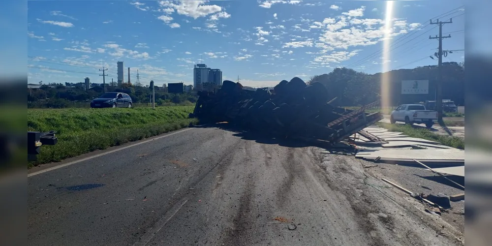 Carreta havia bloqueado a rodovia, no sentido Curitiba - Ponta Grossa