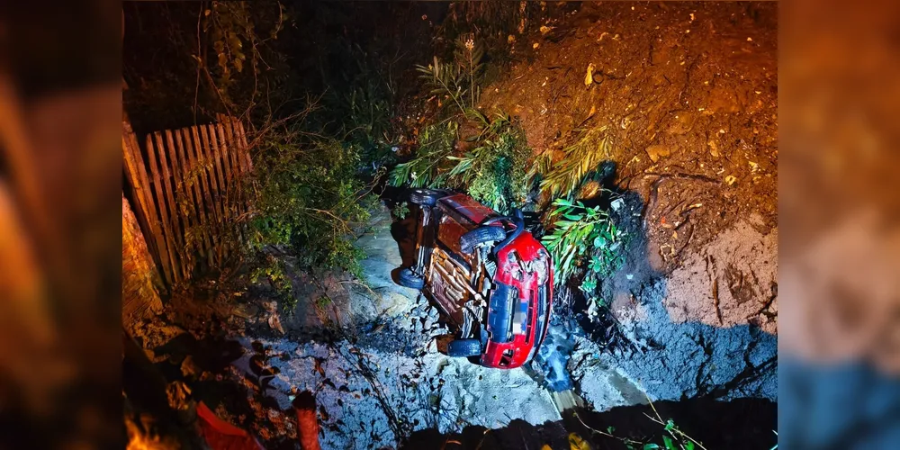 Carro parou tombado ao lado do arroio