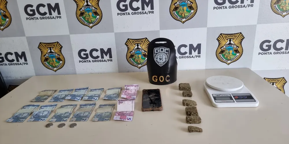 Diante dos fatos, o homem e seus pertences foram levados até a 13ª Subdivisão Policial de Ponta Grossa (13ª SDP)