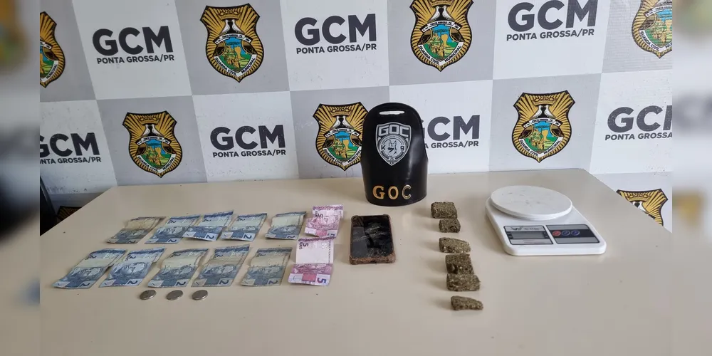 Diante dos fatos, o homem e seus pertences foram levados até a 13ª Subdivisão Policial de Ponta Grossa (13ª SDP)