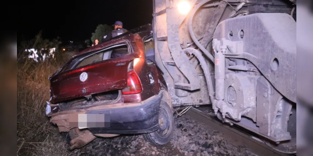O carro foi arrastado por cerca de 500 metros