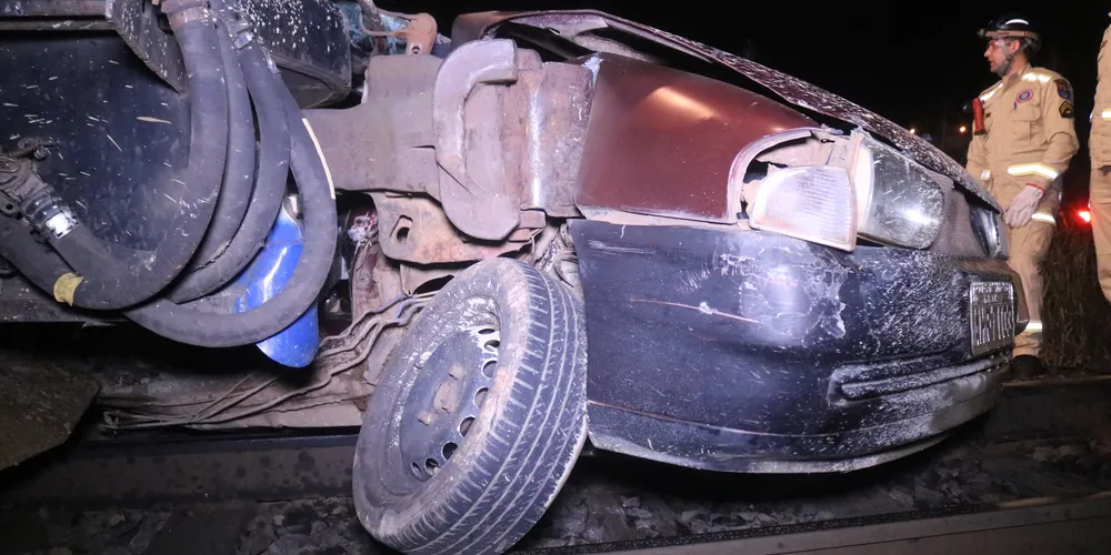 O acidente aconteceu na noite deste domingo (22)