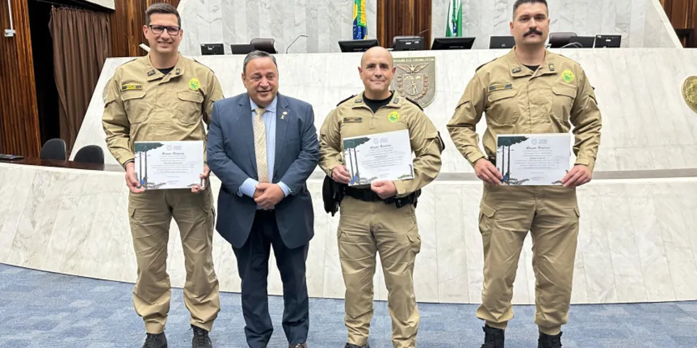 O Batalhão também homenageou o parlamentar com uma medalha, pelo trabalho em prol da instituição