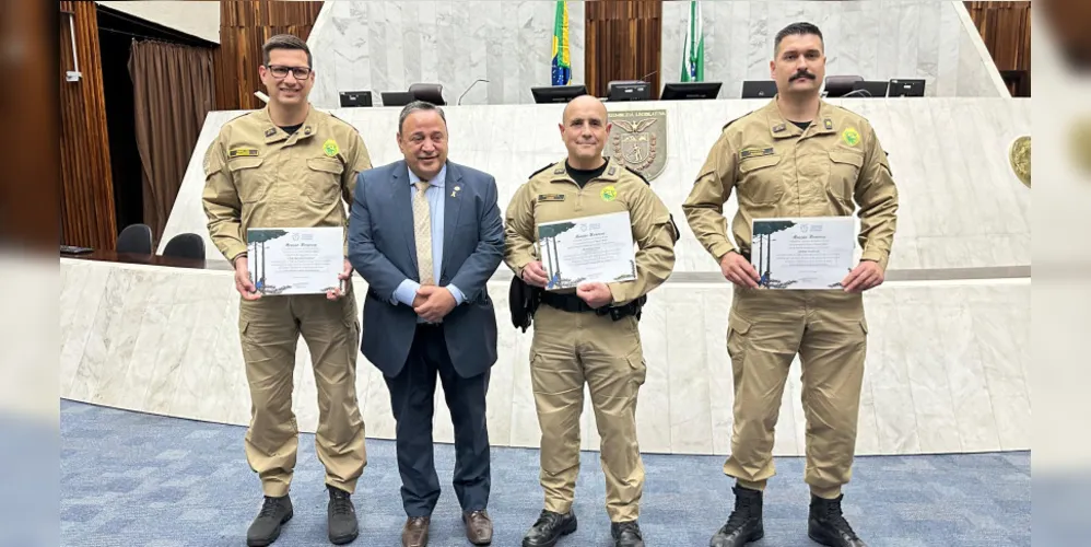 O Batalhão também homenageou o parlamentar com uma medalha, pelo trabalho em prol da instituição