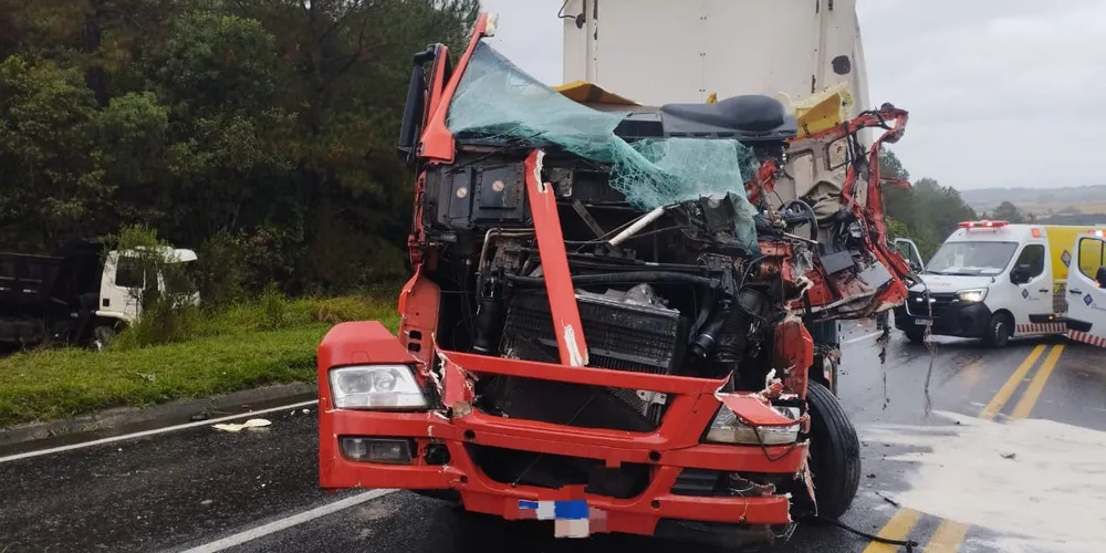 Motorista de caminhão ficou preso às ferragens e foi socorrido com ferimentos graves