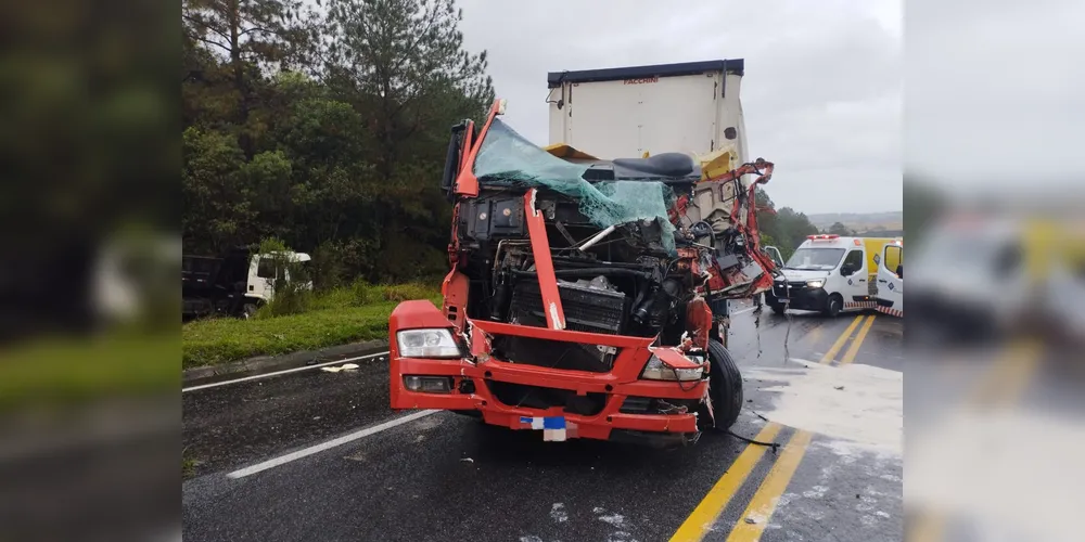 Motorista de caminhão ficou preso às ferragens e foi socorrido com ferimentos graves
