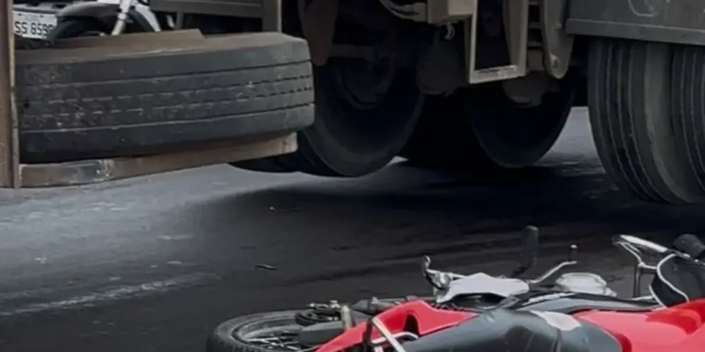 Motociclista foi atropelado por uma carreta