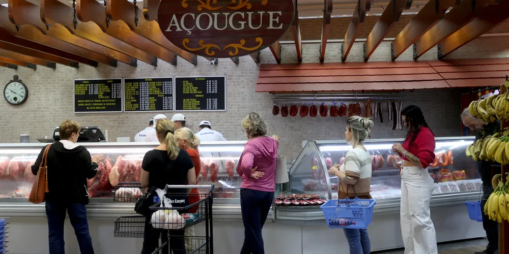 Assistente de açogueiro é uma das vagas ofertadas nesta segunda