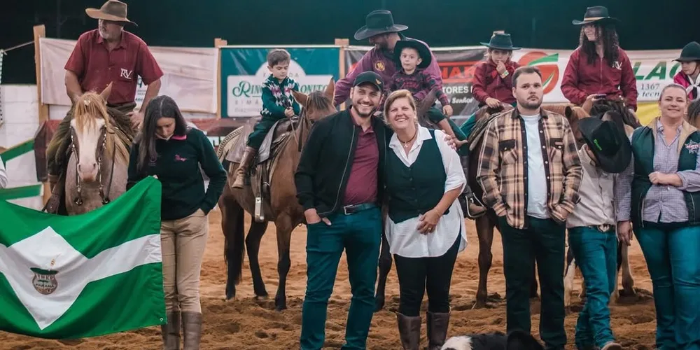 O prefeito Douglas Modesto e sua vice Ivonete Costa estiveram presentes no evento.