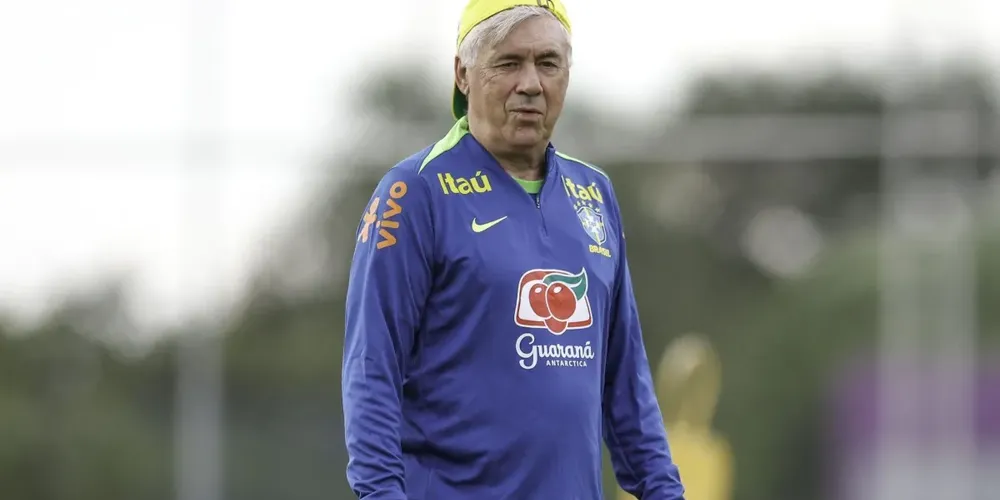 Ancelotti durante treino da Seleção Brasileira