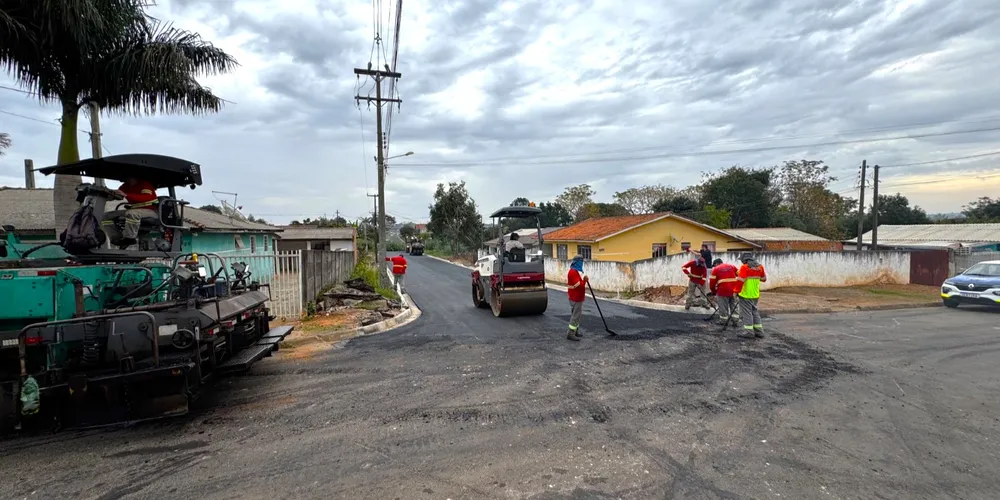 Equipes da Prefeitura Municipal atuam em obras de pavimentação no Los Angeles