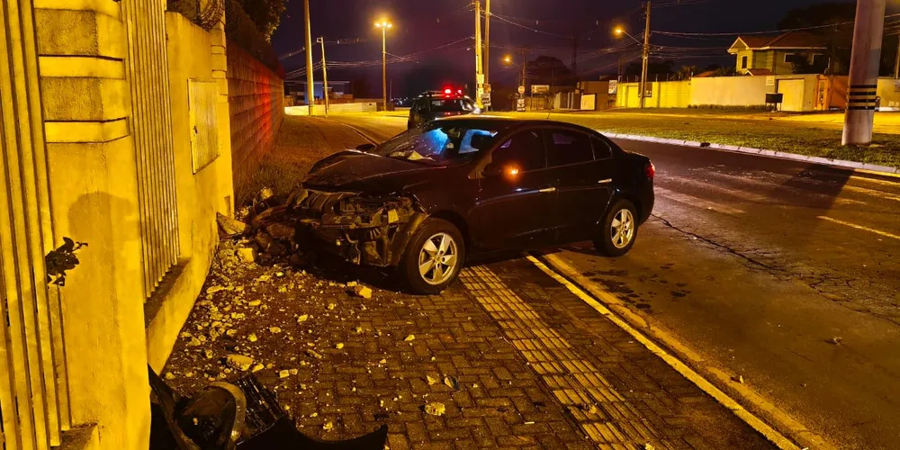 Veículo Renault Fluence transitava pela Rua Júlia da Costa quando perdeu o controle e colidiu com o poste