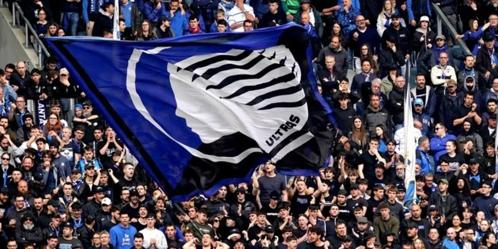 Torcedores da Atalanta levaram uma faixa em homenagem a Riccardo para o jogo