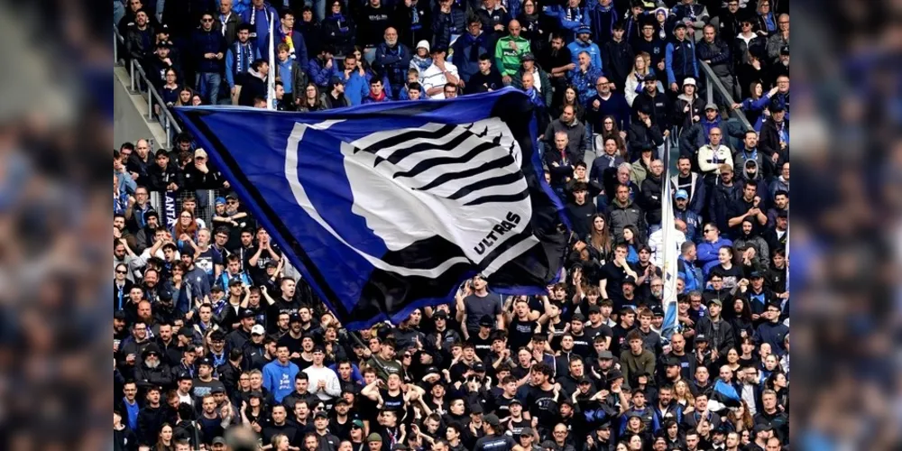 Torcedores da Atalanta levaram uma faixa em homenagem a Riccardo para o jogo