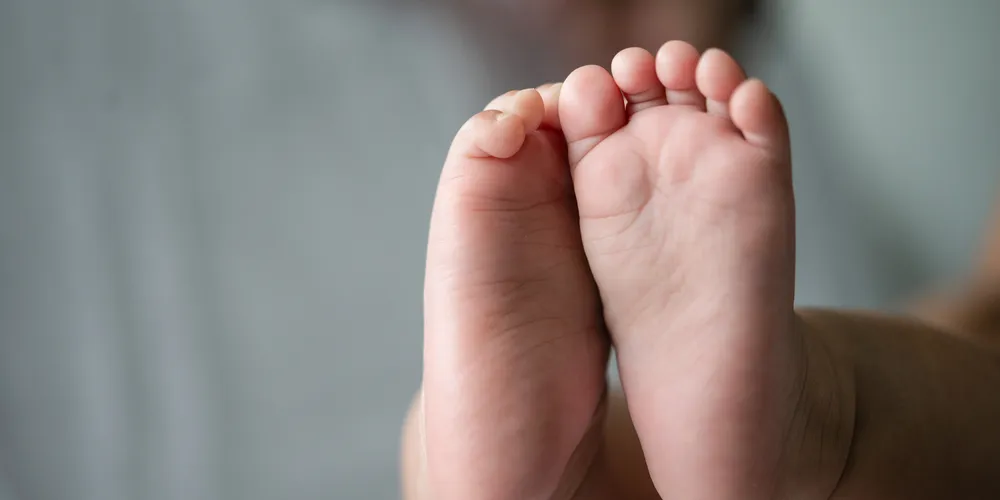 O local onde o bebê foi encontrado estava manchado de sangue