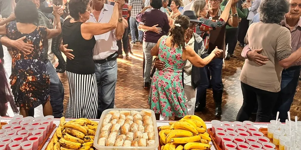 O Baile da Família faz parte da programação temática mensal do CECON e celebra o Dia Internacional da Família