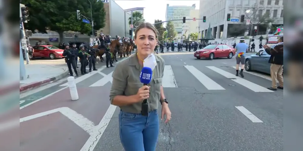 A repórter foi atingida no momento que realizava a reportagem sobre os protestos