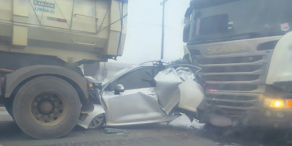 O carro ficou completamente destruído