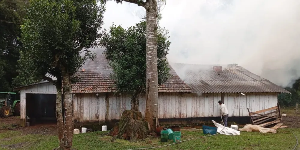 Fogo atingiu o imóvel na tarde dessa quarta-feira (28)