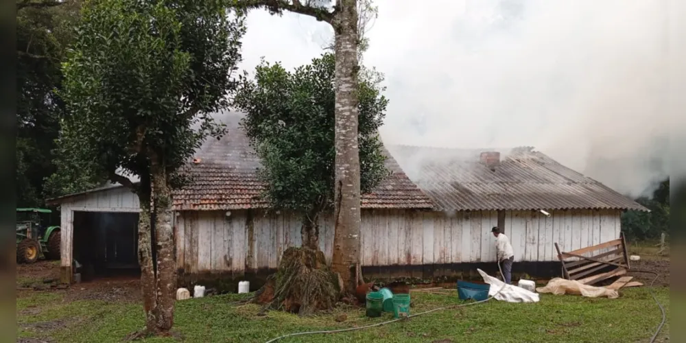 Fogo atingiu o imóvel na tarde dessa quarta-feira (28)