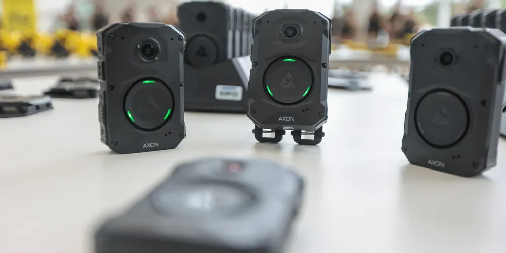 É possível a detecção de ativação automática em certas situações, como a retirada da arma do coldre ou o acionamento das luzes da viatura